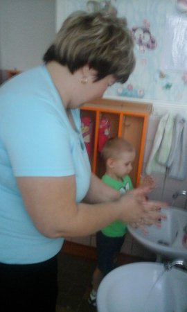 Дети второй младшей группы №2, воспитанники Елены Валерьевны Солдаткиной, учат родителей, как правильно надо мыть руки"