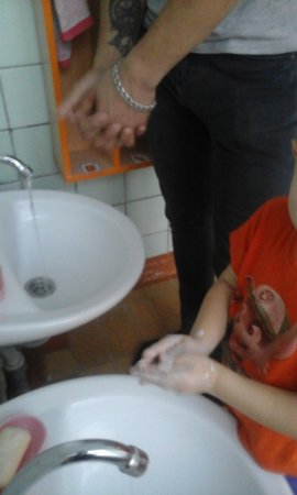 Дети второй младшей группы №2, воспитанники Елены Валерьевны Солдаткиной, учат родителей, как правильно надо мыть руки"