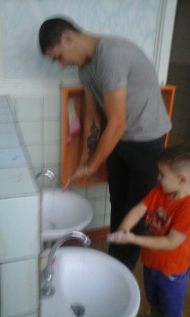 Дети второй младшей группы №2, воспитанники Елены Валерьевны Солдаткиной, учат родителей, как правильно надо мыть руки"