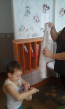 Дети второй младшей группы №2, воспитанники Елены Валерьевны Солдаткиной, учат родителей, как правильно надо мыть руки"