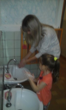 Дети второй младшей группы №2, воспитанники Елены Валерьевны Солдаткиной, учат родителей, как правильно надо мыть руки"