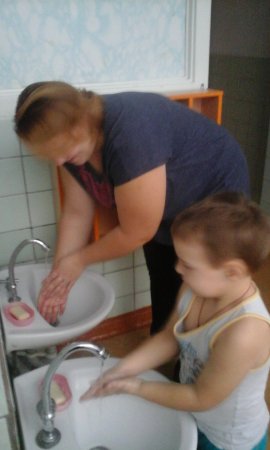 Дети второй младшей группы №2, воспитанники Елены Валерьевны Солдаткиной, учат родителей, как правильно надо мыть руки"