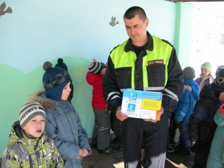 Инспекторы ГИБДД в гостях у дошкольников